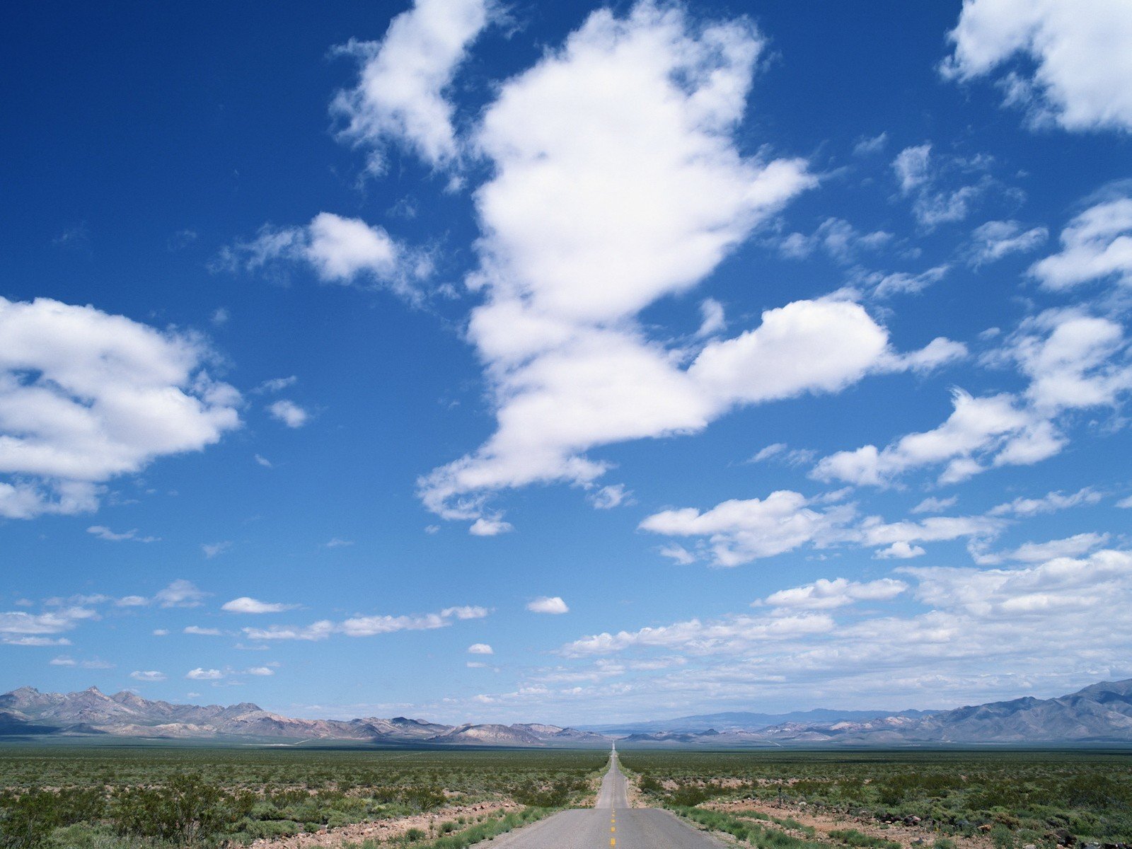 camino nubes distancia