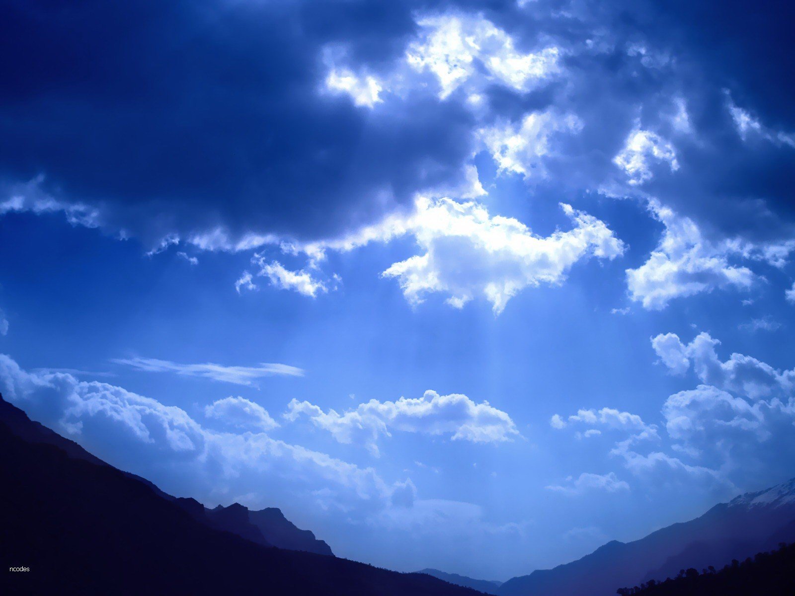 nubes luz montañas