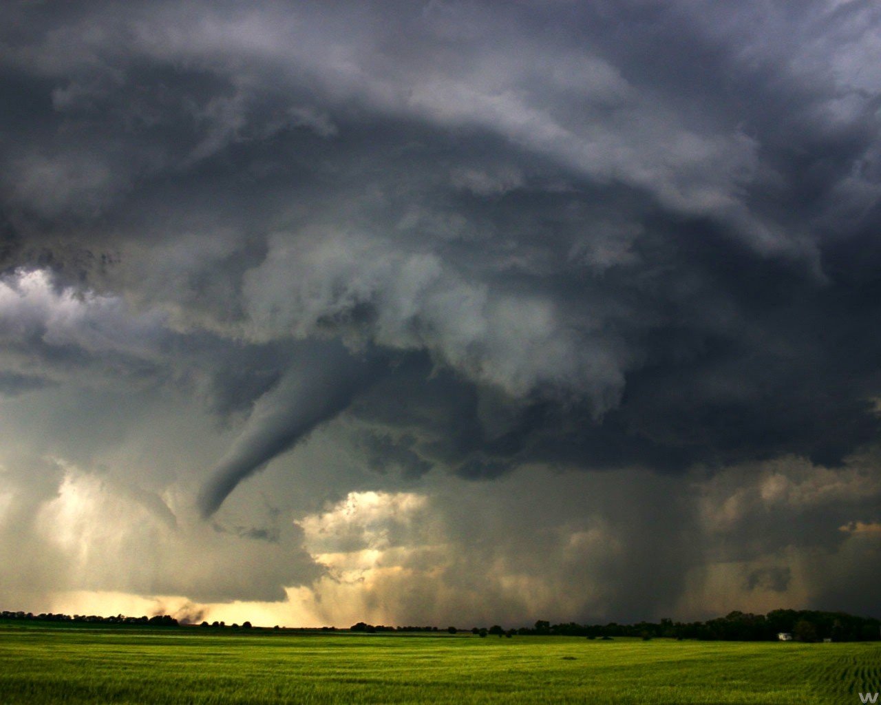 tormenta tornado campo