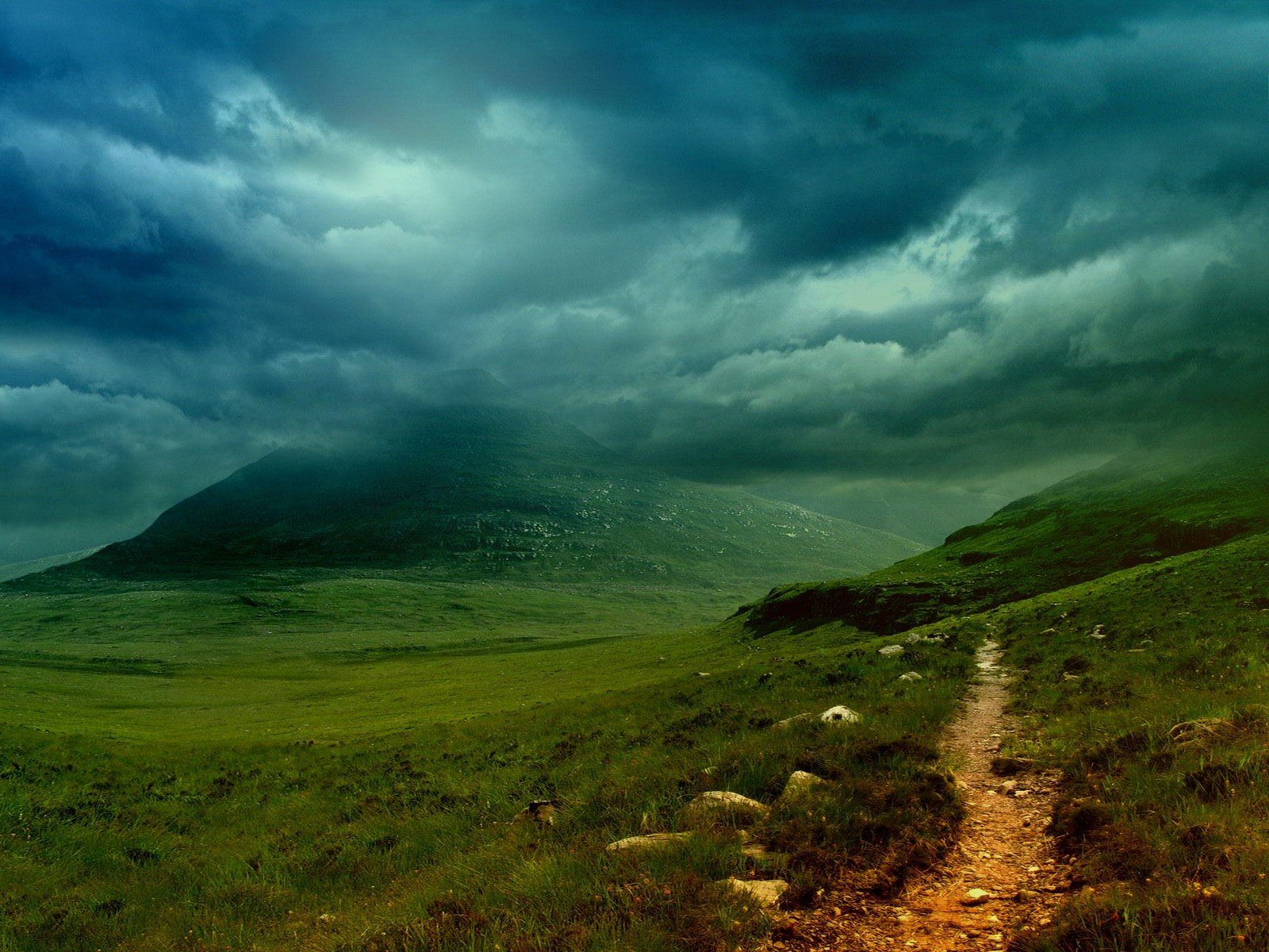 sentiero nuvole montagna