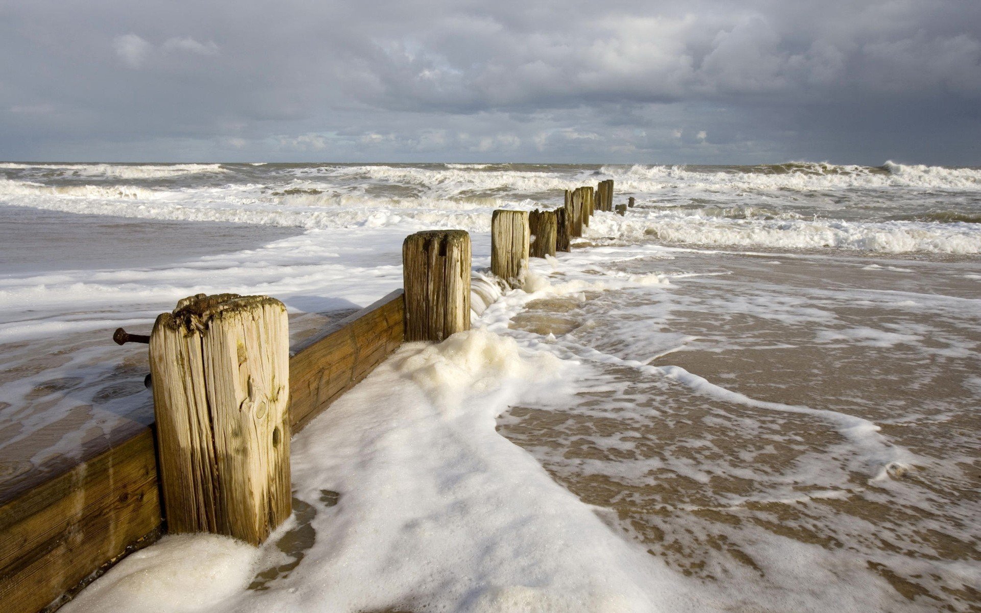 zaun meer wellen schaum