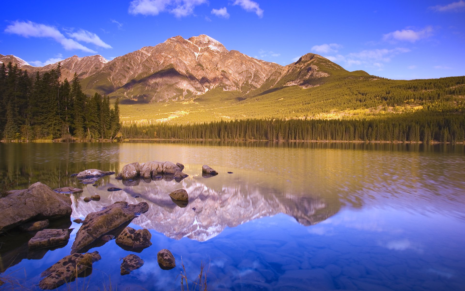 lago montañas reflexión