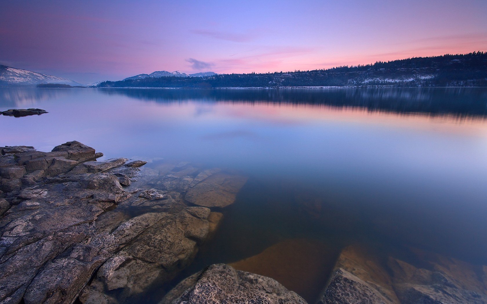 pietre lago riflessione neve