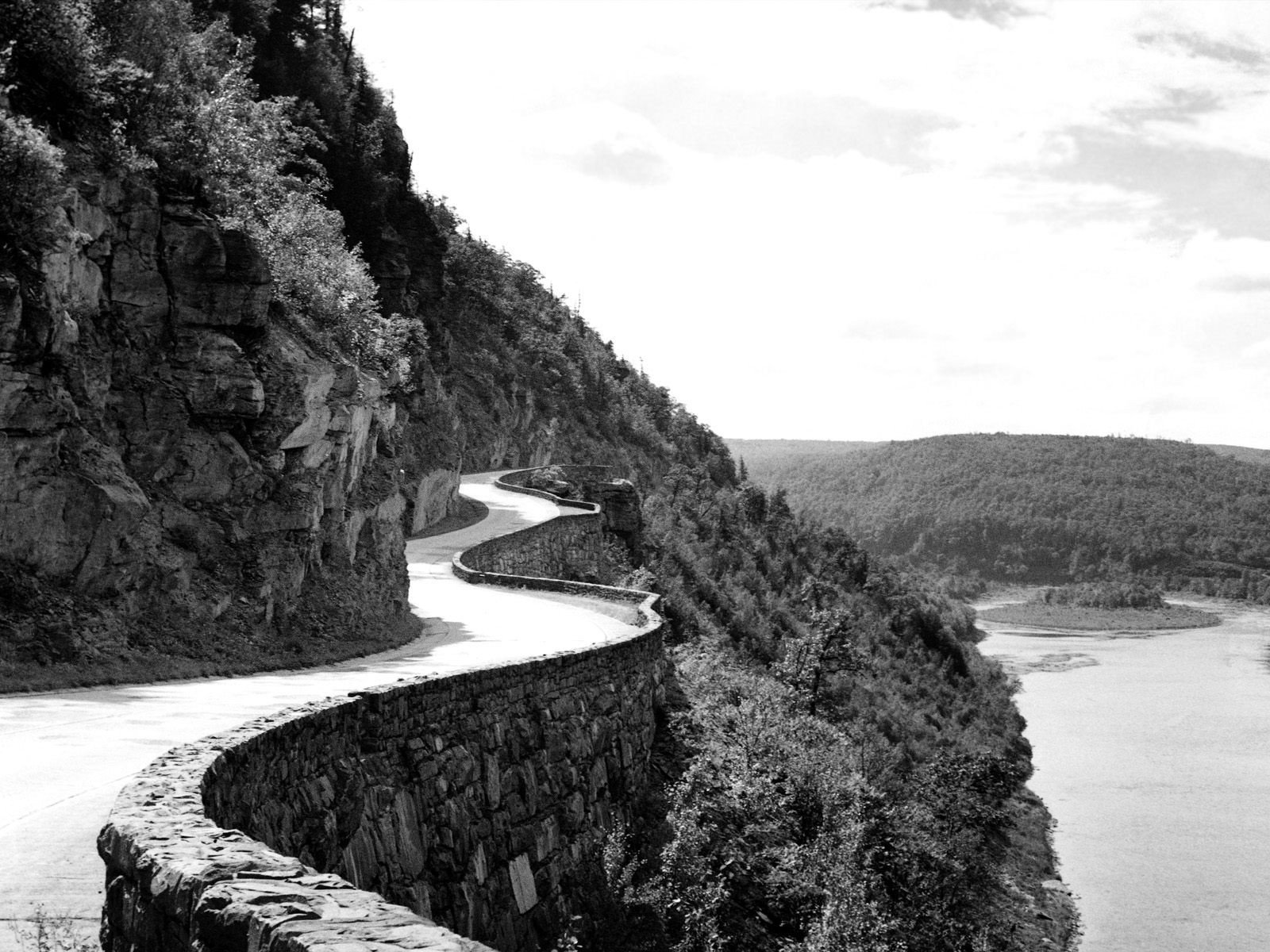 serpentina blanco y negro montañas