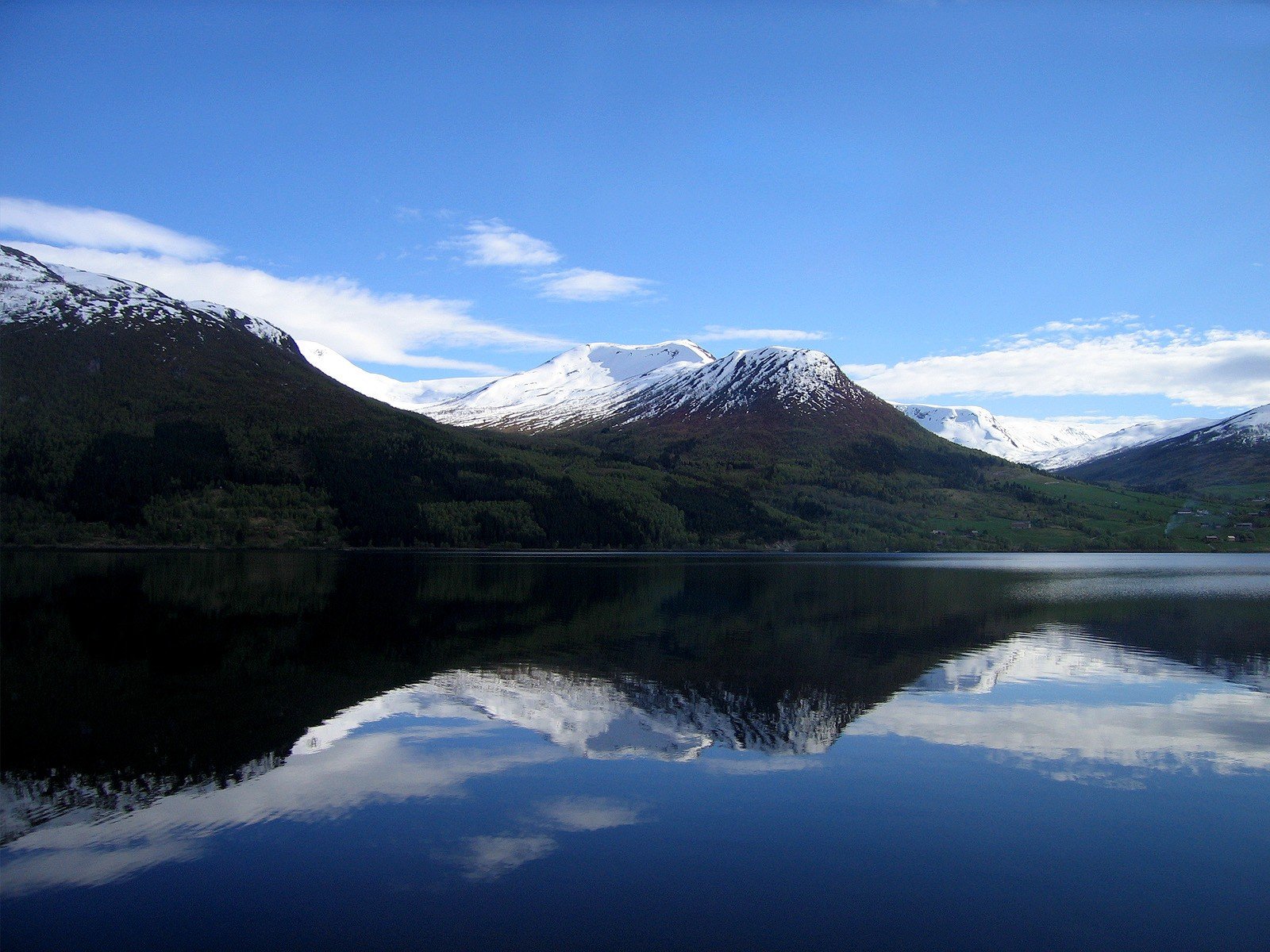 montagne neve lago riflessione