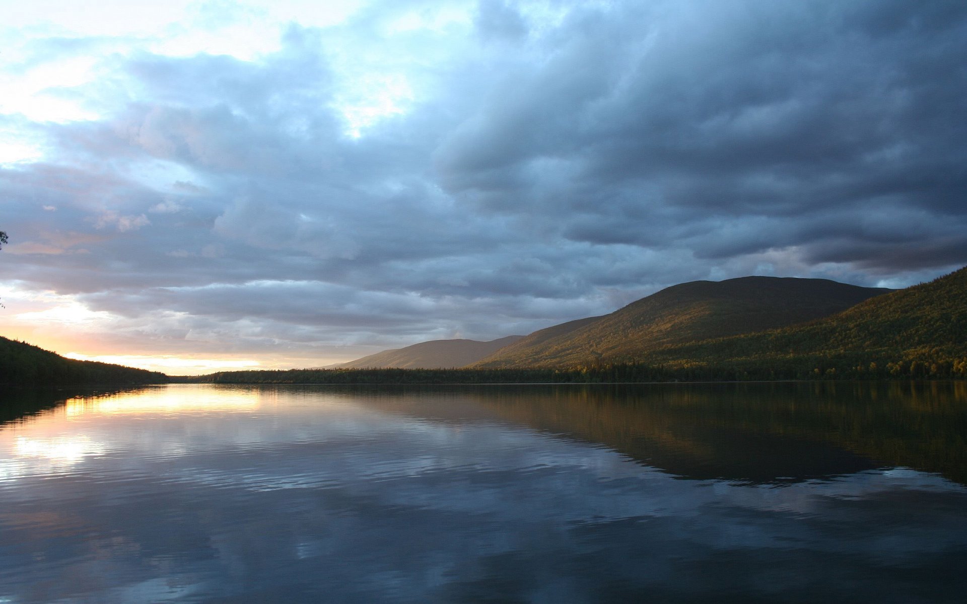 montagne lac réflexion nuages