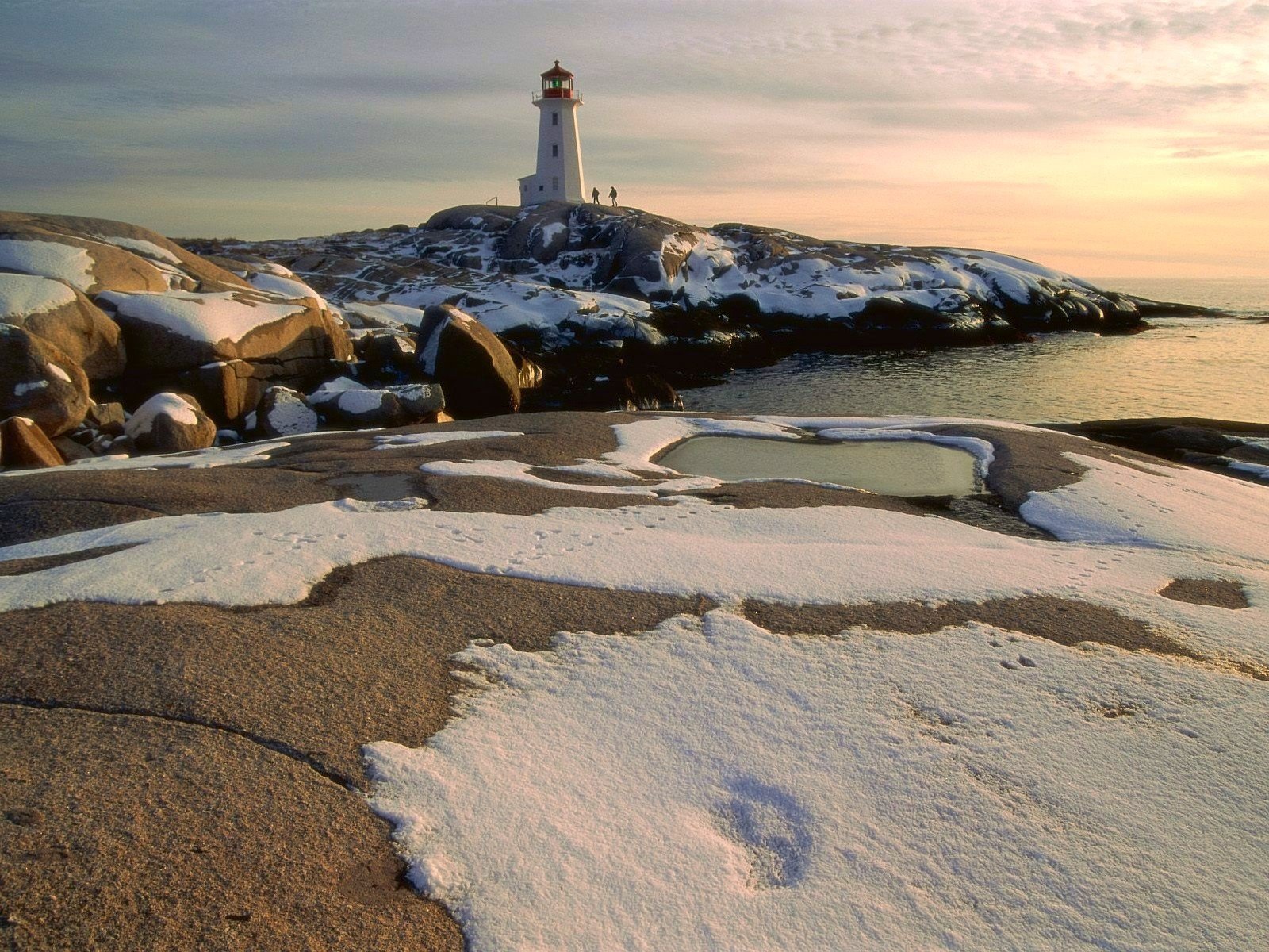 leuchtturm schnee steine menschen