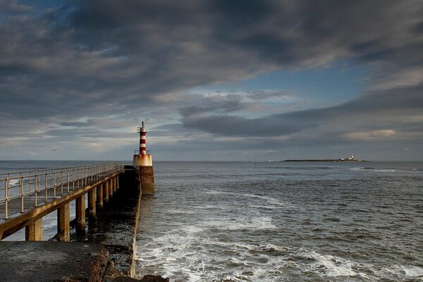 Leuchtturm im Meer am Horizont Hintergrund