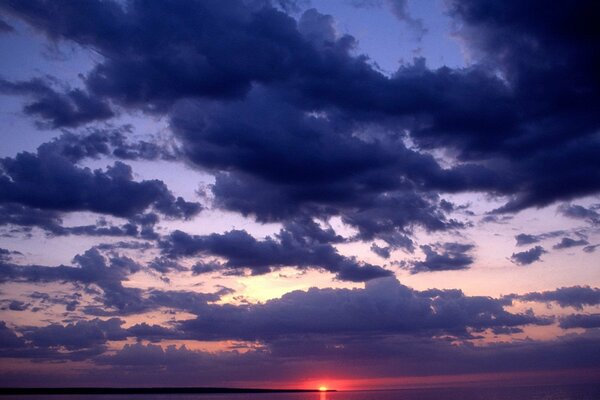 Wolken auf Sonnenuntergang Hintergrund. Michigan