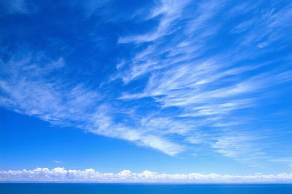 Blauer Himmel mit weißen Wolken