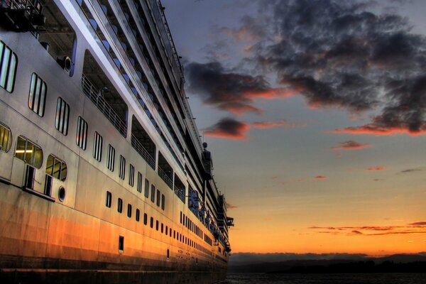 Enorme nave da crociera al tramonto