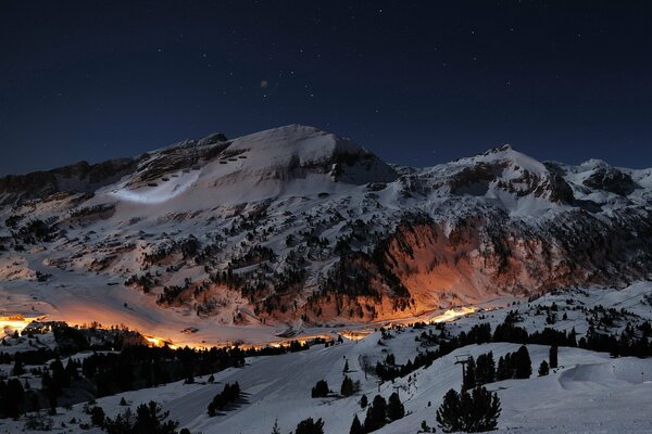 Vallée de montagne la nuit dans la neige