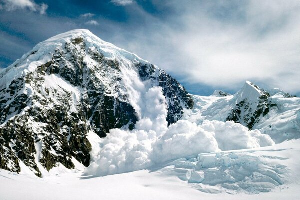 Avalanche de neige dans les montagnes