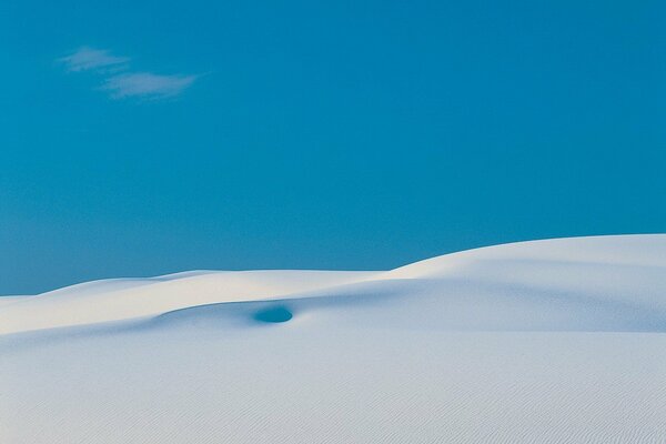 Plage de sable blanc sur un CIEL BLEU