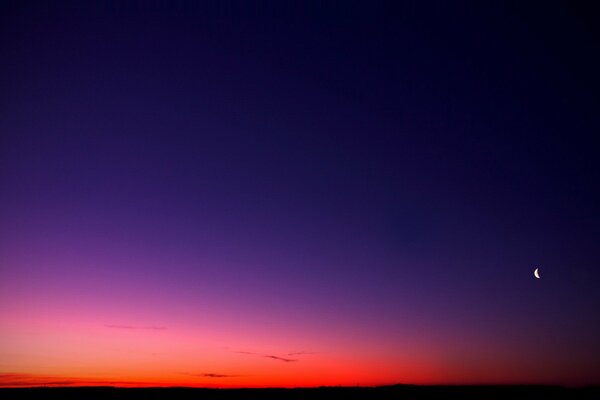 Gradiente del cielo con la Luna al atardecer