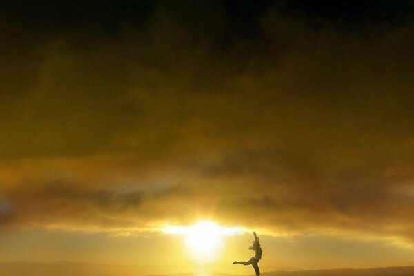 Silueta de una chica practicando yoga bajo el sol Poniente