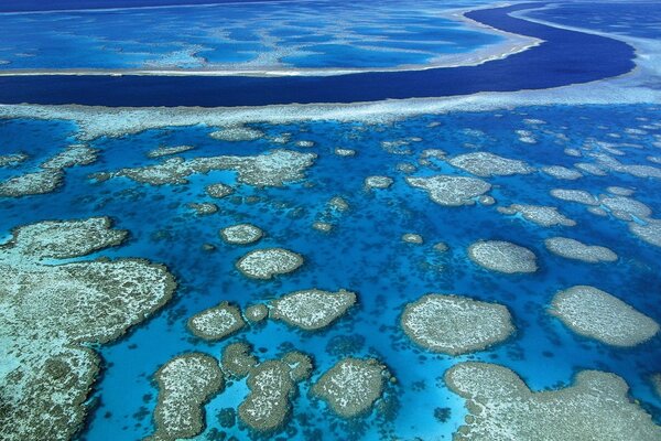 El mar es azul en las islas