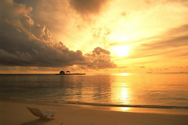 Sonnenuntergang am bewölkten Himmel am Meer