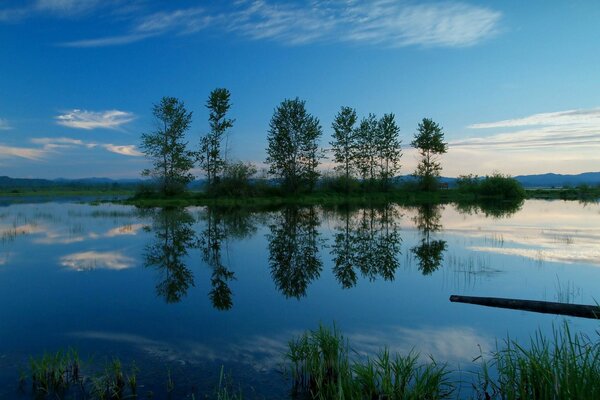 Reflet du ciel dans le lac