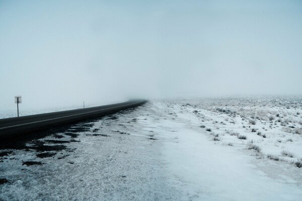 Winterstraße durch den Nebel