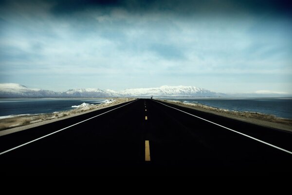 Strada nera che conduce alla distanza blu