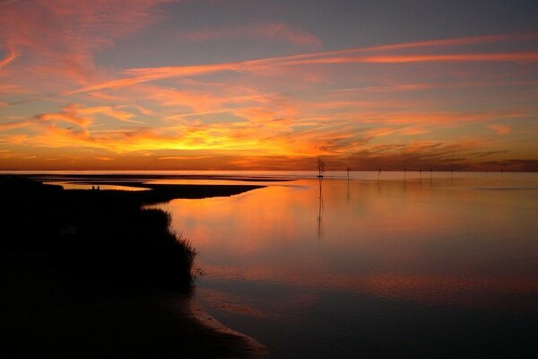 Puesta de sol antes de la noche sobre el lago