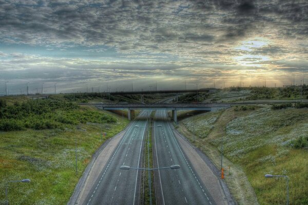 Ponte che forma un tunnel sopra l autostrada