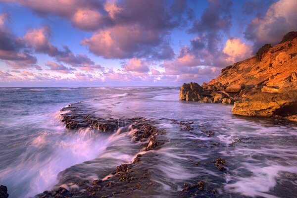 Où convergent la puissance de l océan et la sérénité des nuages