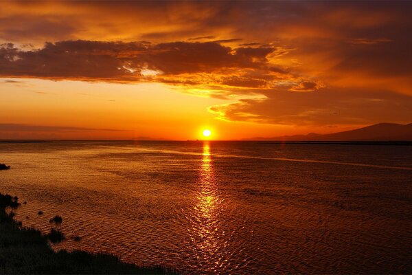 Hermosa puesta de sol en la playa