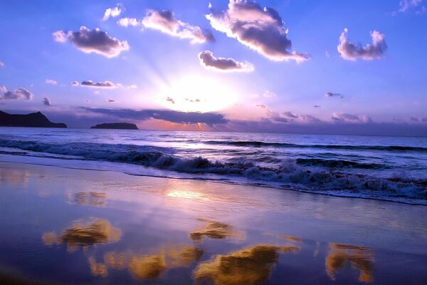 Cielo y nubes reflejadas en el mar