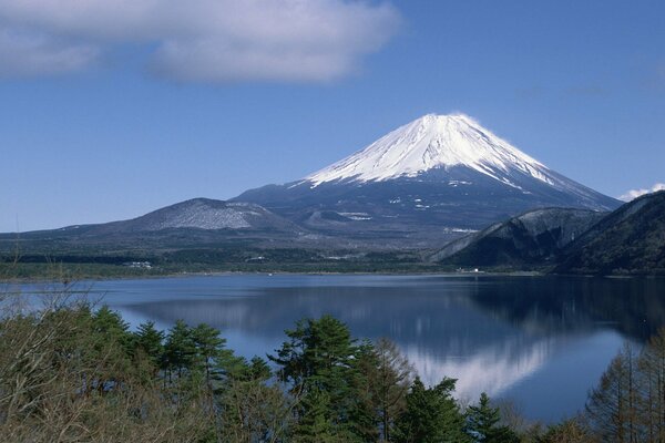 El Monte Fuji se refleja en el agua transparente