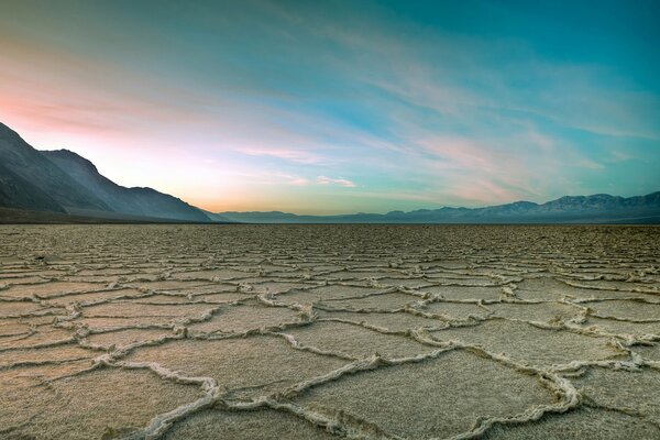 Siccità nel deserto, nuvole leggere