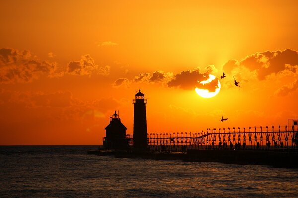 Phare, coucher de soleil sur la mer