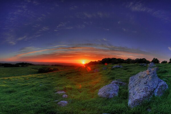 Riesige Steine im Hintergrund des Sonnenuntergangs