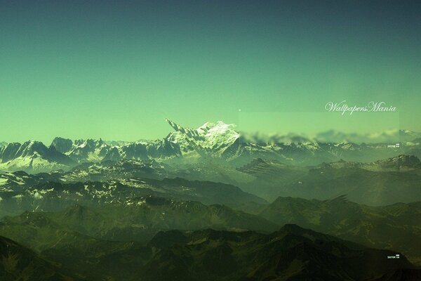 Hautes montagnes dans le brouillard vert