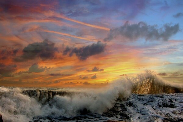 Wie schön ist das Meer in den Minuten des Sonnenuntergangs