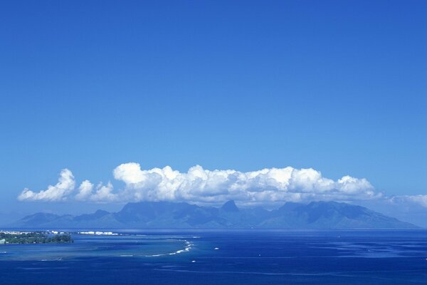 Nuvole di montagna e mare nei toni del blu