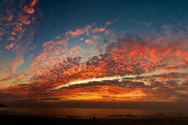 Über dem Meer haben die Wolken von wunderbarer Schönheit bei Sonnenuntergang eine scharlachrote Farbe erhalten