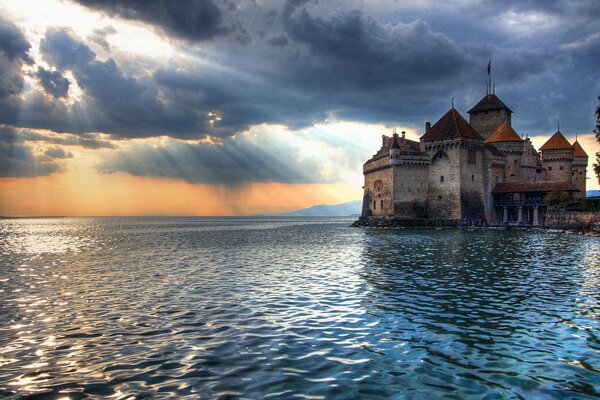 Château sur l eau. toile de fond. ciel