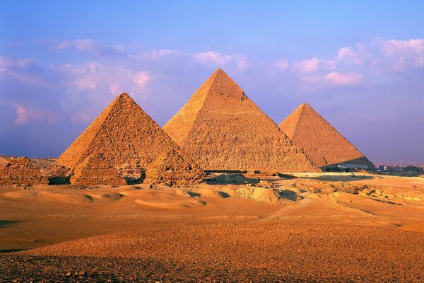 Pyramides en Egypte, sable chaud