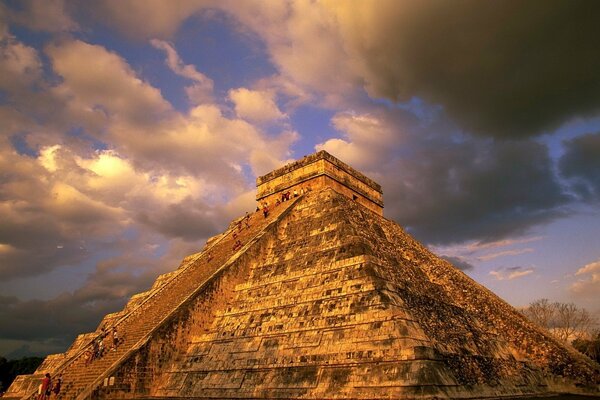 Pirámide Maya bajo las nubes grises