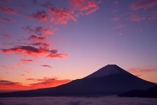 Puesta de sol carmesí sobre el majestuoso Fuji