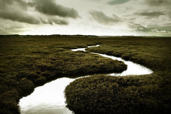 A stream in the middle of the plain floats away into the clouds