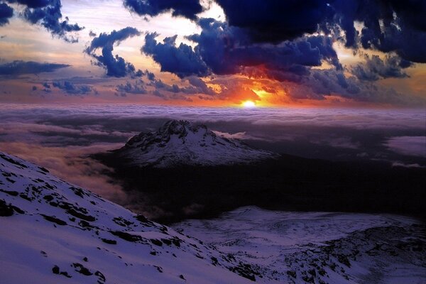 Incontro al tramonto nelle rocce innevate