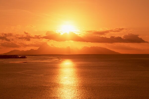 Magnifique coucher de soleil sur la mer