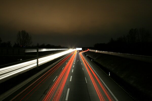 Night Autobahn czerwone i białe światła