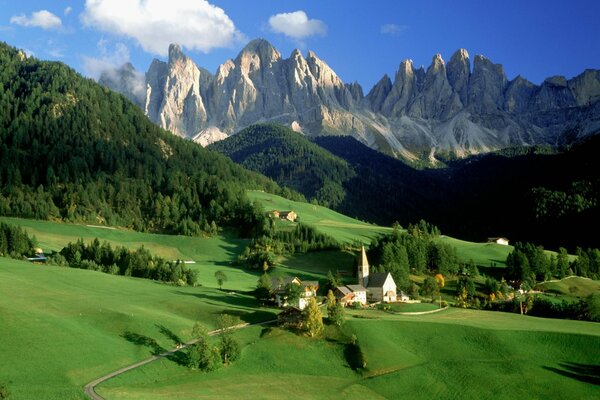 Petit village confortable dans les Alpes italiennes