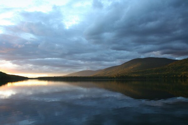 Nubes en el reflejo de un lago en las montañas