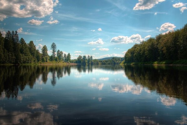 Reflet miroir de la nature dans le lac