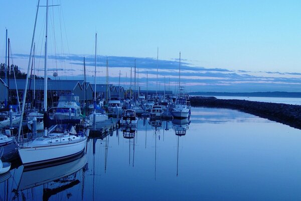 Yachten am Kai am Abend